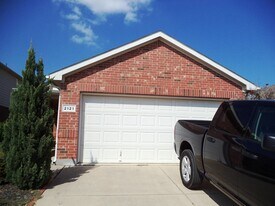 2121 Ingrid Ln in Fort Worth, TX - Building Photo