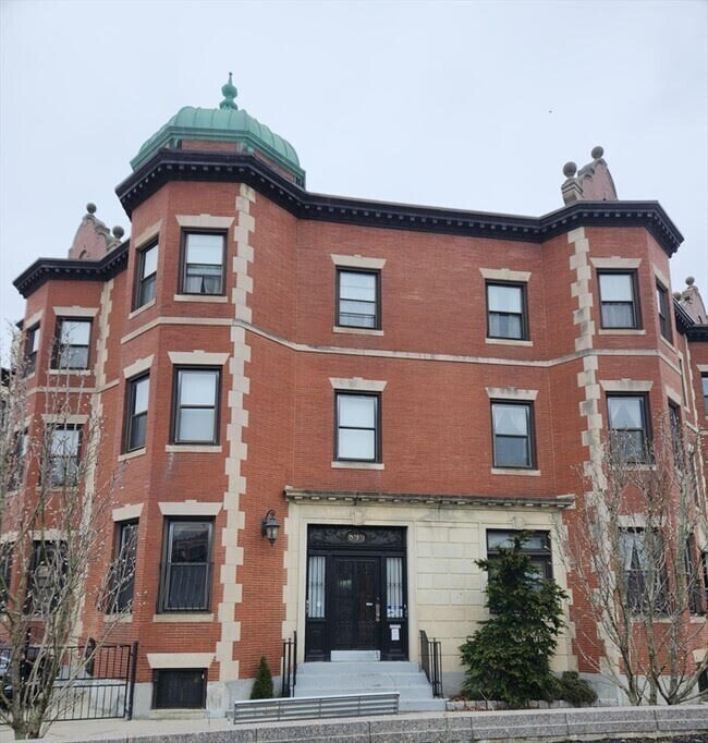 899 Beacon St in Boston, MA - Building Photo