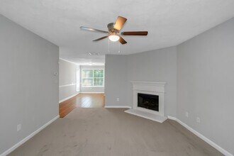 7037 Ravenwood Ln in Stonecrest, GA - Foto de edificio - Building Photo