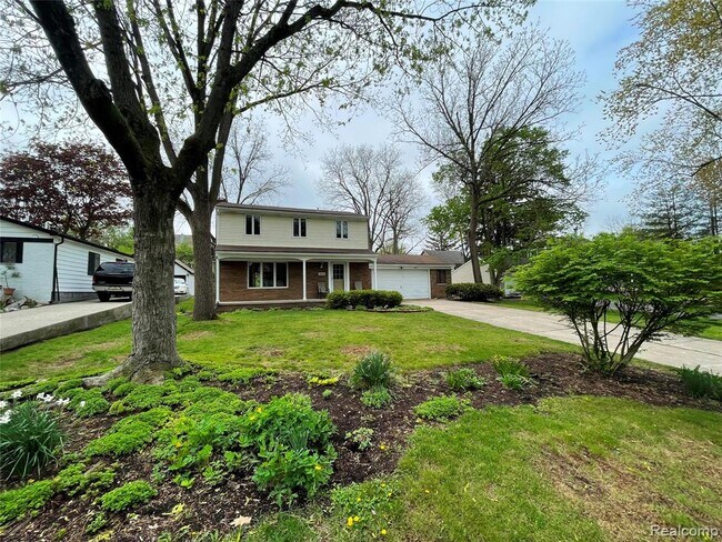 2145 Lakeshire Dr in West Bloomfield Township, MI - Building Photo - Building Photo