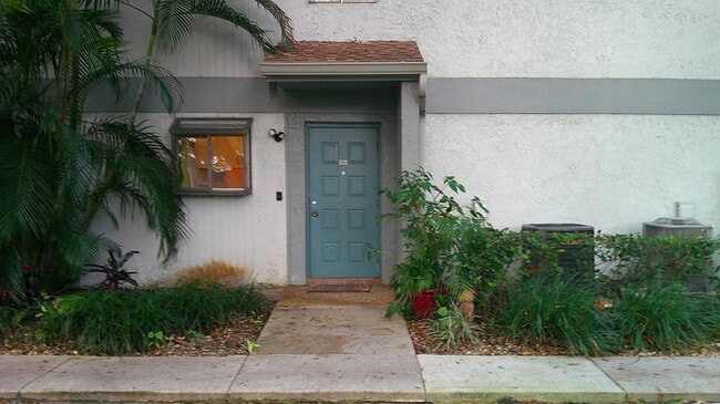 2733 S Oakland Forest Dr in Oakland Park, FL - Building Photo - Building Photo