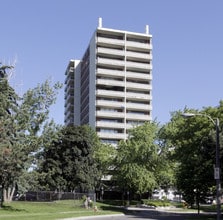 Surrey Lane Apartments in Burlington, ON - Building Photo - Building Photo