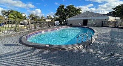 7800 S Colony Cir in Tamarac, FL - Building Photo - Building Photo