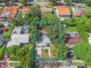 6437 SW 14th St in West Miami, FL - Foto de edificio - Building Photo