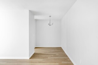 18545 Clark Street in Tarzana, CA - Foto de edificio - Interior Photo