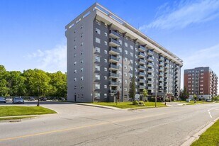 Doral Tower Apartments in Welland, ON - Building Photo