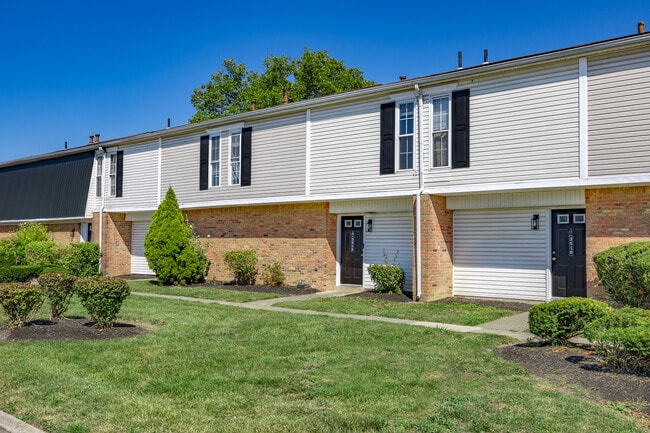 Ashton Pines Apartments & Townhomes in Columbus, OH - Foto de edificio - Building Photo