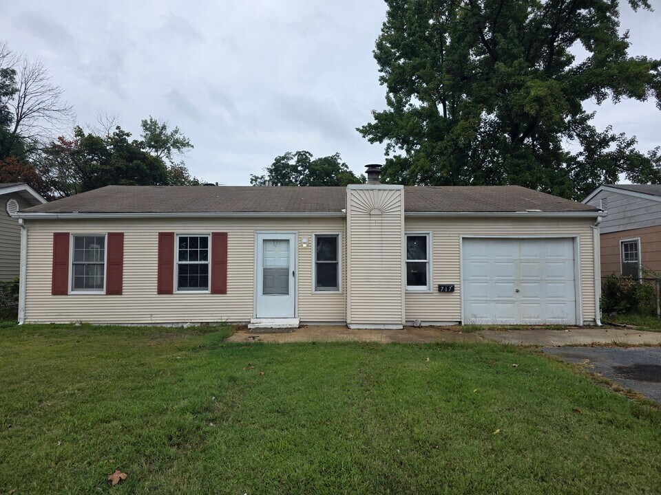 717 St Paul Dr in Sauget, IL - Building Photo