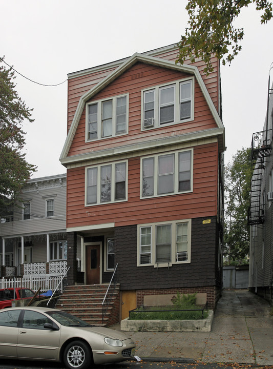 94 Pearsall Ave in Jersey City, NJ - Building Photo