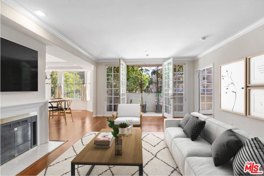 575 S Barrington Ave in Los Angeles, CA - Building Photo