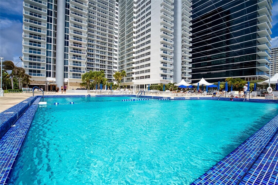 2030 S Ocean Dr, Unit 2304 in Hallandale Beach, FL - Foto de edificio