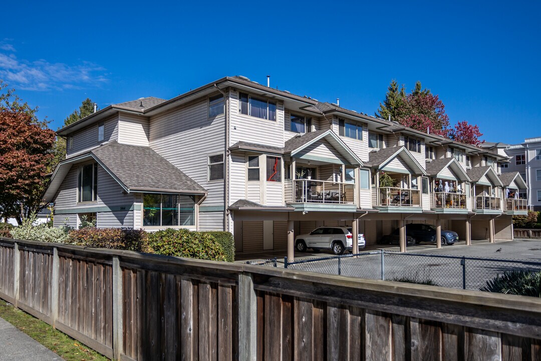 5464 201A St in Langley, BC - Building Photo