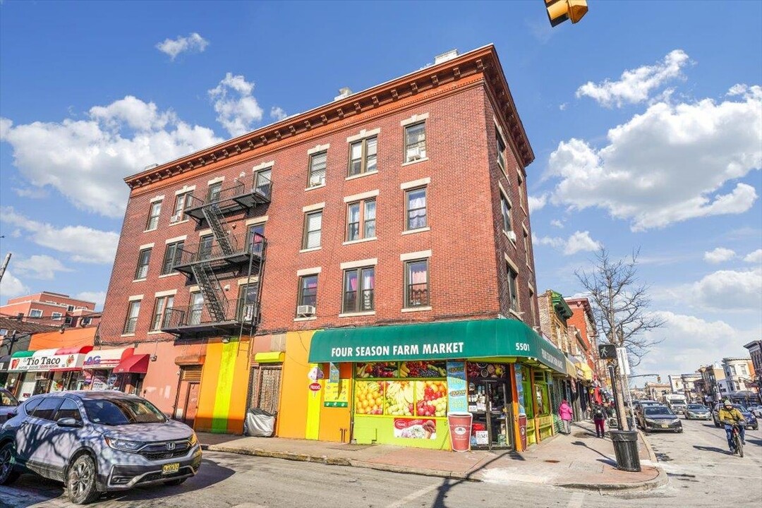 5501 Bergenline Ave in West New York, NJ - Building Photo