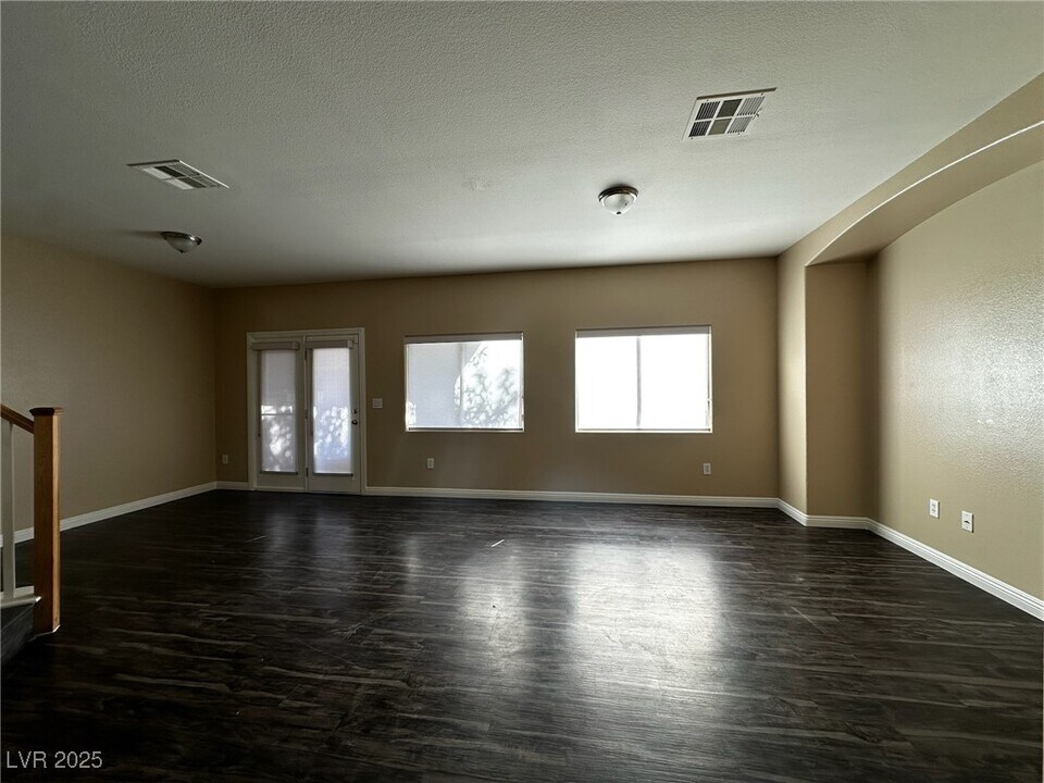 9125 Fish Tail Ave in Las Vegas, NV - Building Photo