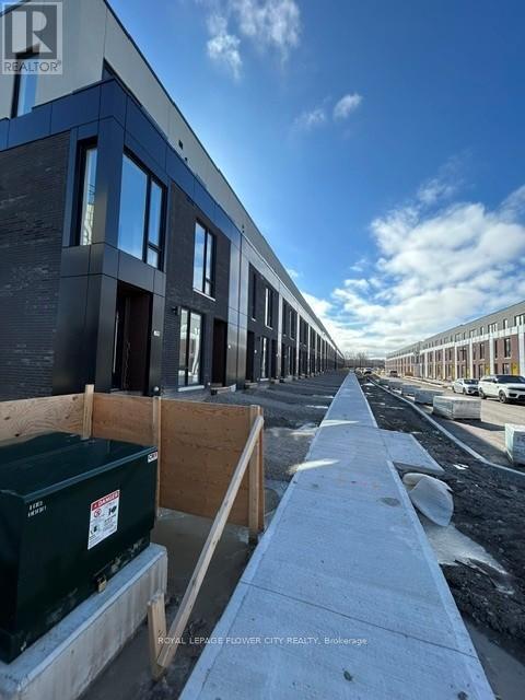 124 Everett Cmn in St Catharines, ON - Building Photo