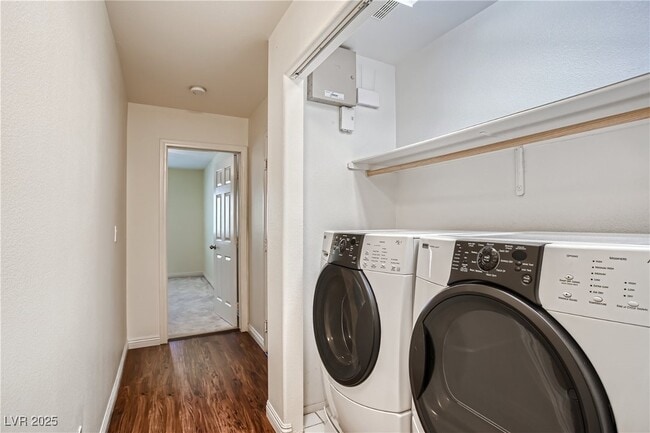 property at 2800 Evelyn Lake Ct