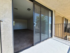 31975 Yucaipa Blvd in Yucaipa, CA - Foto de edificio - Building Photo