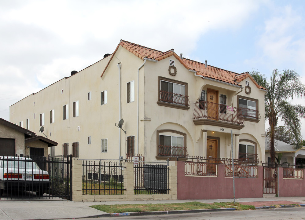 908 W 74th St in Los Angeles, CA - Building Photo