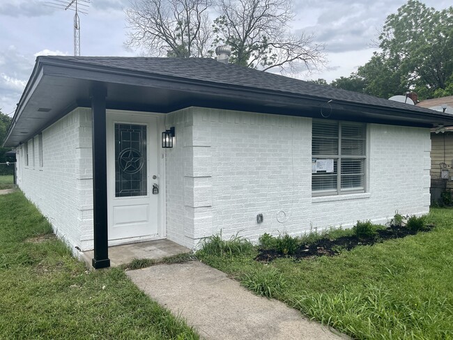 property at 1829 Wood Ave
