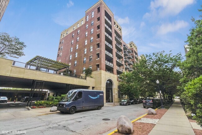 property at 833 W 15th Pl