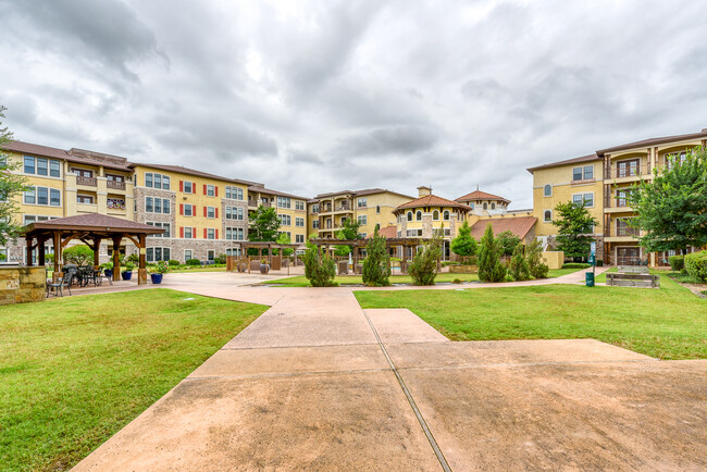 Aventine at Kessler Park in Dallas, TX - Foto de edificio - Building Photo