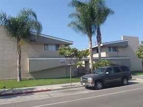 12 Townhouse Units Near Downtown Fullerton in Fullerton, CA - Foto de edificio - Building Photo