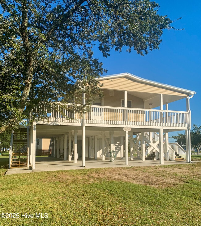 114 Palmetto Dr in Cedar Point, NC - Building Photo - Building Photo