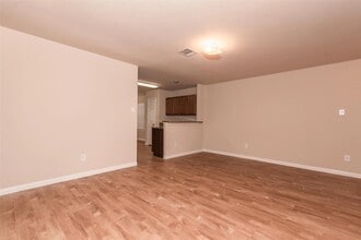 3827 Cary Creek Dr in Baytown, TX - Foto de edificio - Building Photo