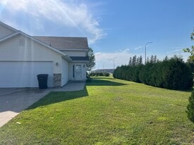 4702 Curran Ct in Grand Forks, ND - Building Photo