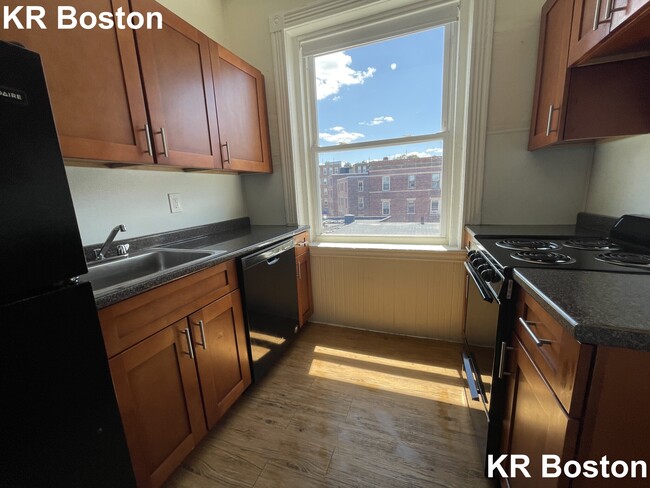 1384 Commonwealth Ave in Boston, MA - Building Photo - Building Photo