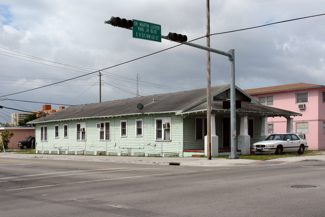 190 E 9th St in Hialeah, FL - Building Photo