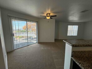 6800 E Lake Mead Blvd in Las Vegas, NV - Foto de edificio - Building Photo