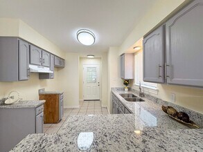 304 Anthony Ln in Laredo, TX - Foto de edificio - Building Photo