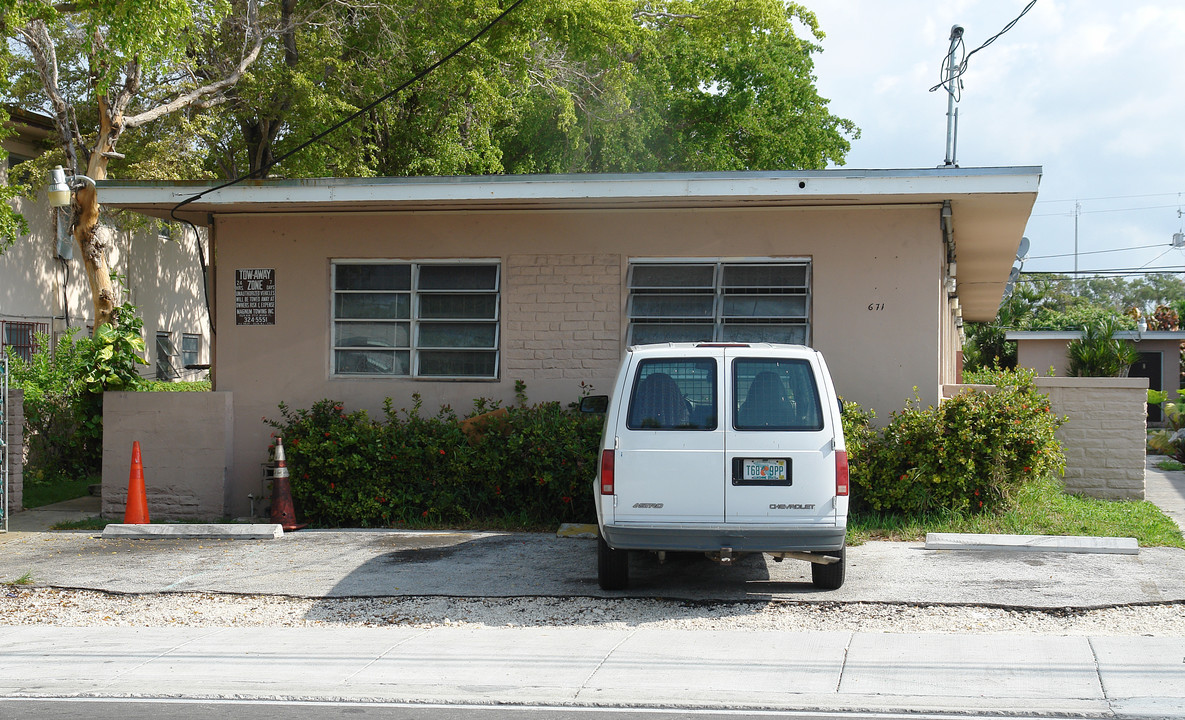 Llanes Apartments in Miami, FL - Building Photo