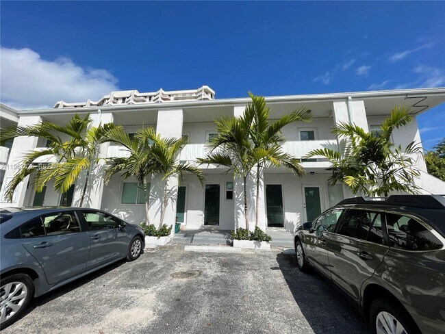 1385 NE 105th St in Miami Shores, FL - Building Photo - Building Photo