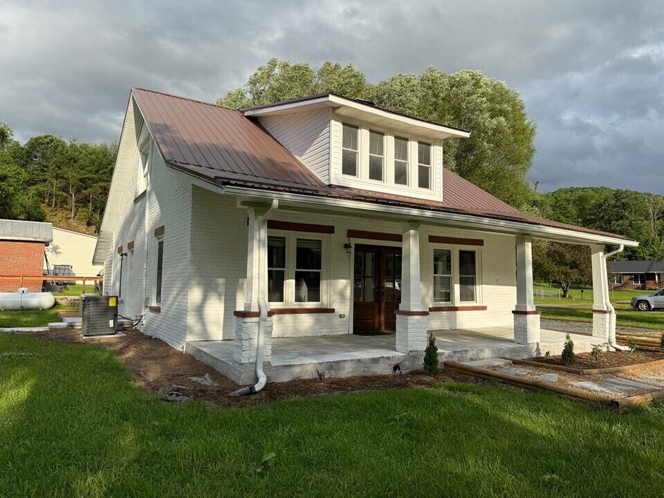 110 Vincent Ln in Richlands, VA - Building Photo