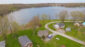 11 Ems R4C Ln in Pierceton, IN - Building Photo
