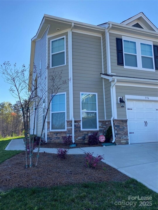 596 Altamonte Dr in Lake Wylie, SC - Building Photo
