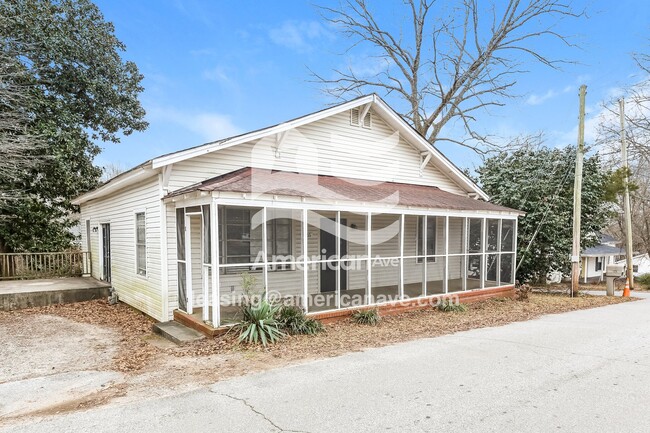605 W 7th Ave in Easley, SC - Foto de edificio - Building Photo