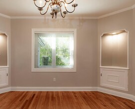 1350 Mendavia Ave in Coral Gables, FL - Foto de edificio - Building Photo