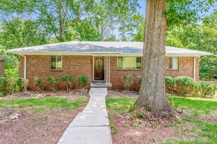 1124 Little John Ln in Birmingham, AL - Building Photo