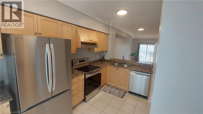 5080 Fairview St in Burlington, ON - Building Photo - Building Photo