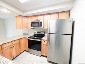 83 Sandpiper Crescent in Milford, CT - Building Photo - Building Photo