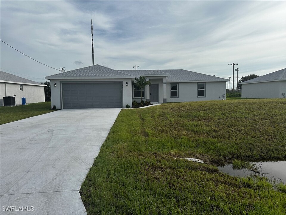 830 Hoosier St E in Lehigh Acres, FL - Building Photo