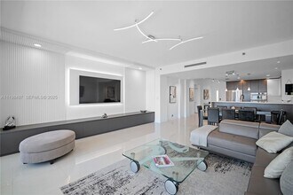 19234 Fisher Island Dr in Miami, FL - Building Photo - Building Photo