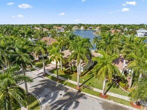 896 Marina Dr in Weston, FL - Foto de edificio - Building Photo