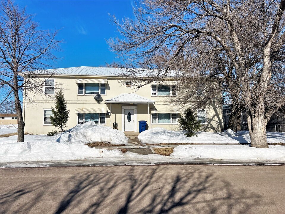 614 E 11th Ave in Mitchell, SD - Building Photo