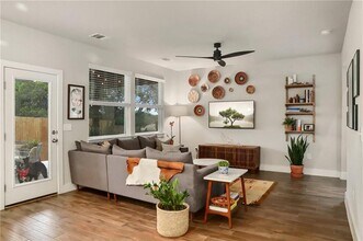 7415 Wallach St in Austin, TX - Foto de edificio - Building Photo