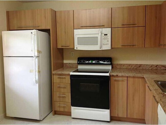 10527 NW 8th St, Unit 8108 in Pembroke Pines, FL - Building Photo - Building Photo
