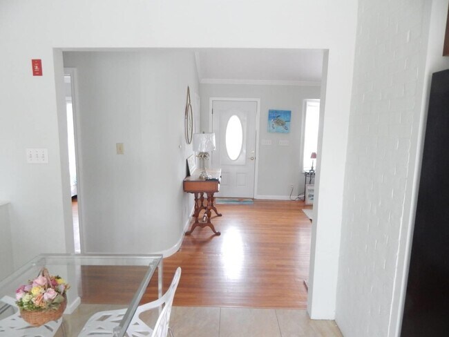 15 Maple St in Westhampton Beach, NY - Building Photo - Building Photo